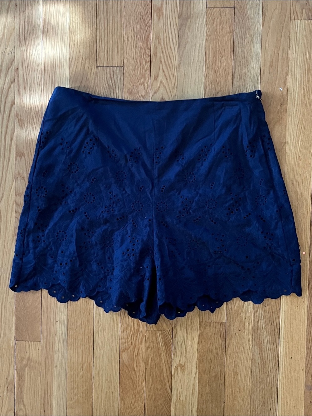 Draper James Women's Scallop Hem Eyelet Shorts - Navy size 16 Like New Classic